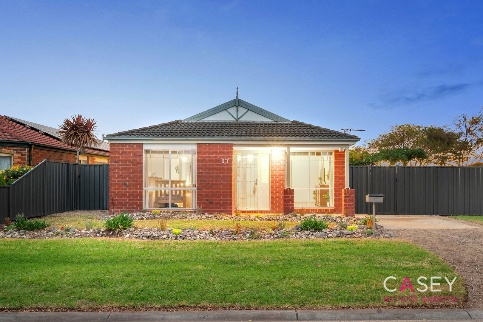 3 bedrooms House in 17 Samantha Crescent CRANBOURNE NORTH VIC, 3977
