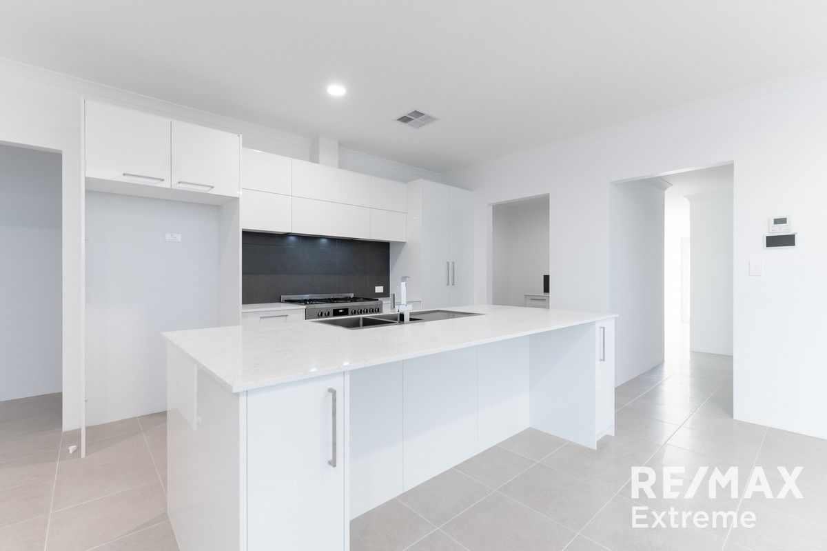 4 bedrooms House in 223 Pectoral Promenade ALKIMOS WA, 6038