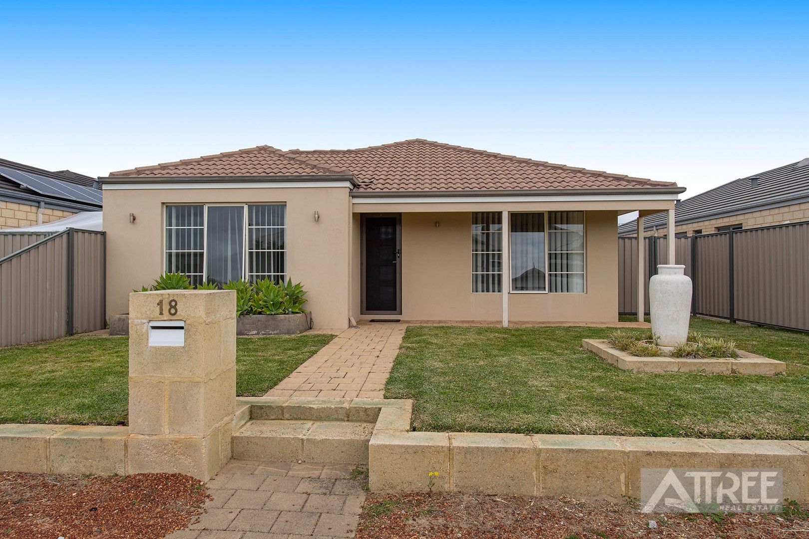3 bedrooms House in 18 Padua Road PIARA WATERS WA, 6112