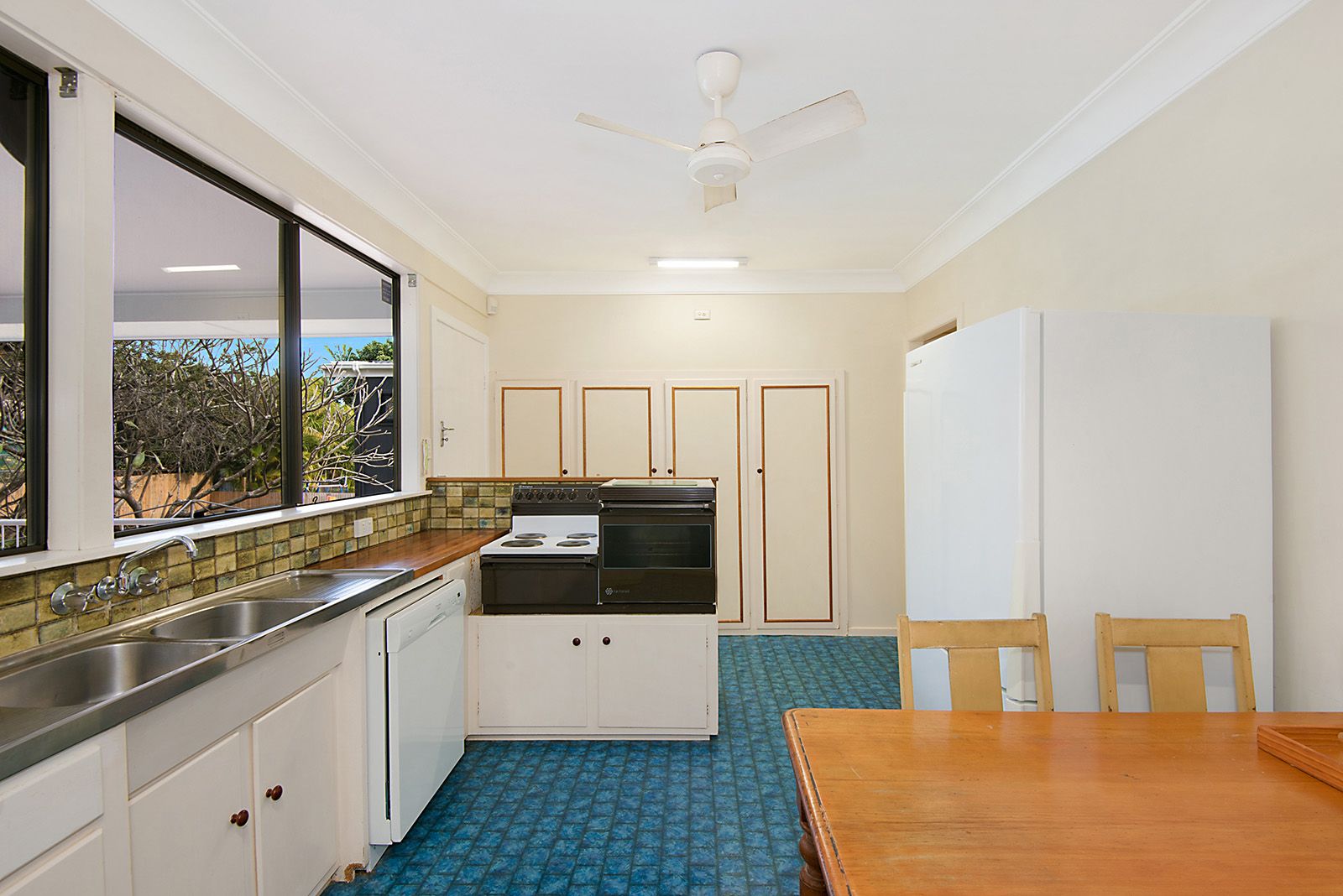 145 Victor Street, Holland Park QLD 4121, Image 2