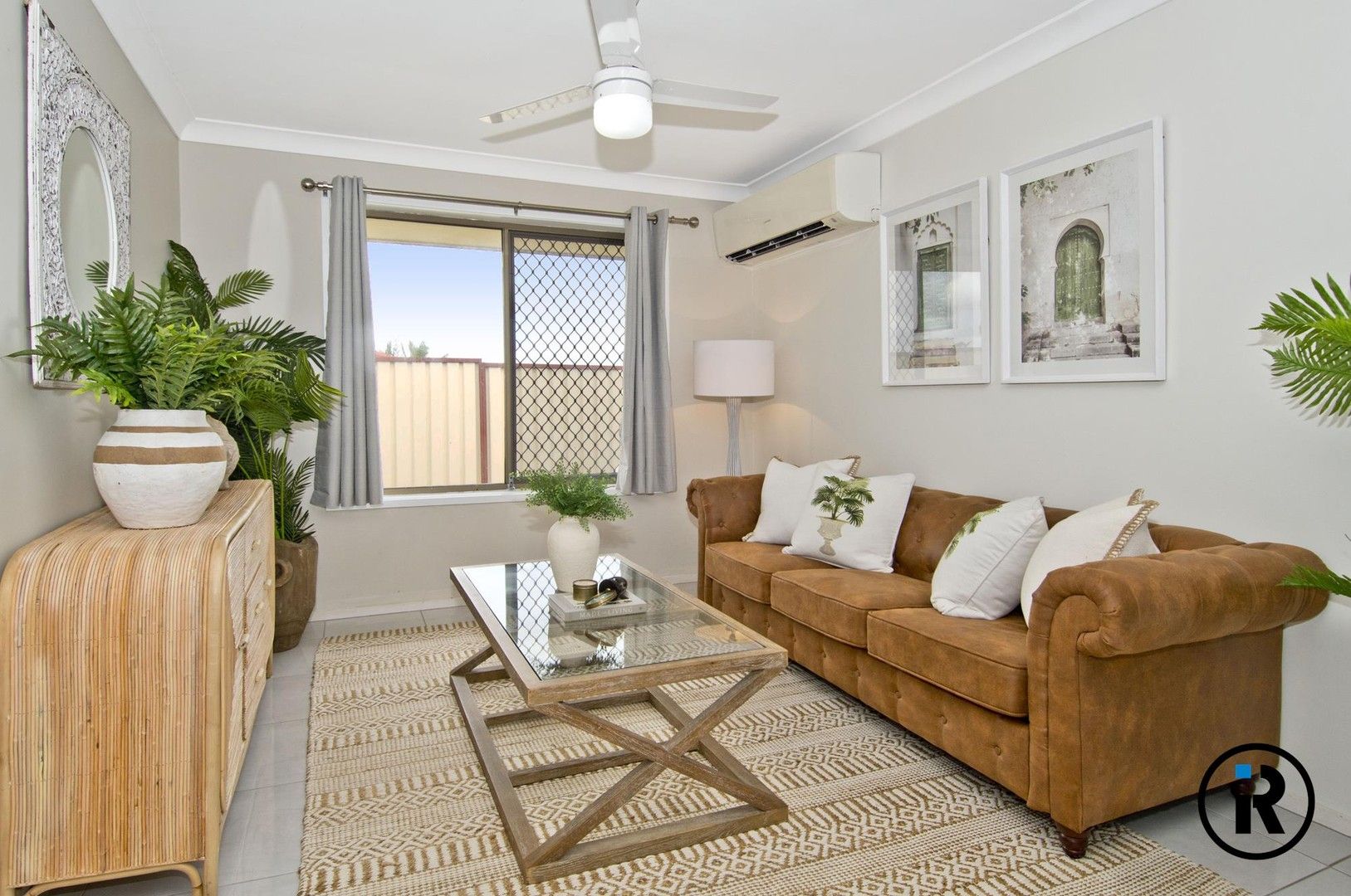 4 bedrooms House in 16 Parkroyal Crescent REGENTS PARK QLD, 4118