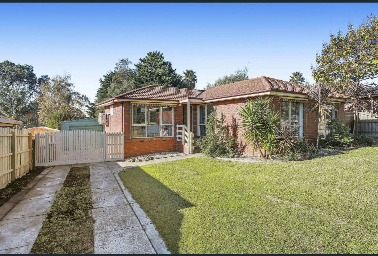 3 bedrooms House in 10 Woodlands Crescent NARRE WARREN VIC, 3805