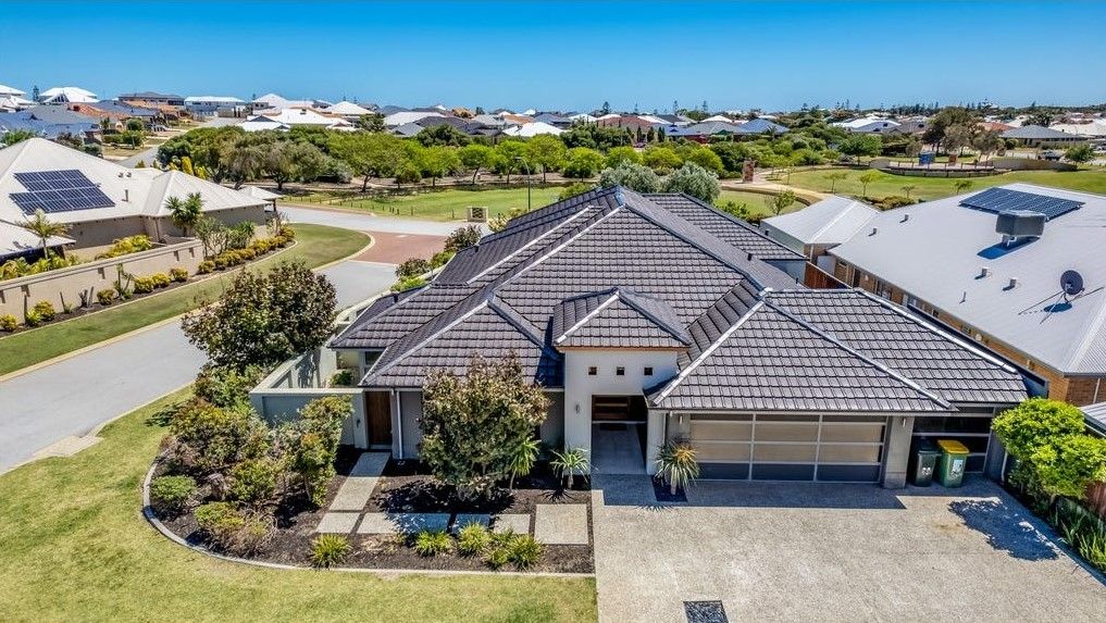 4 bedrooms House in 24 Honeymyrtle HALLS HEAD WA, 6210