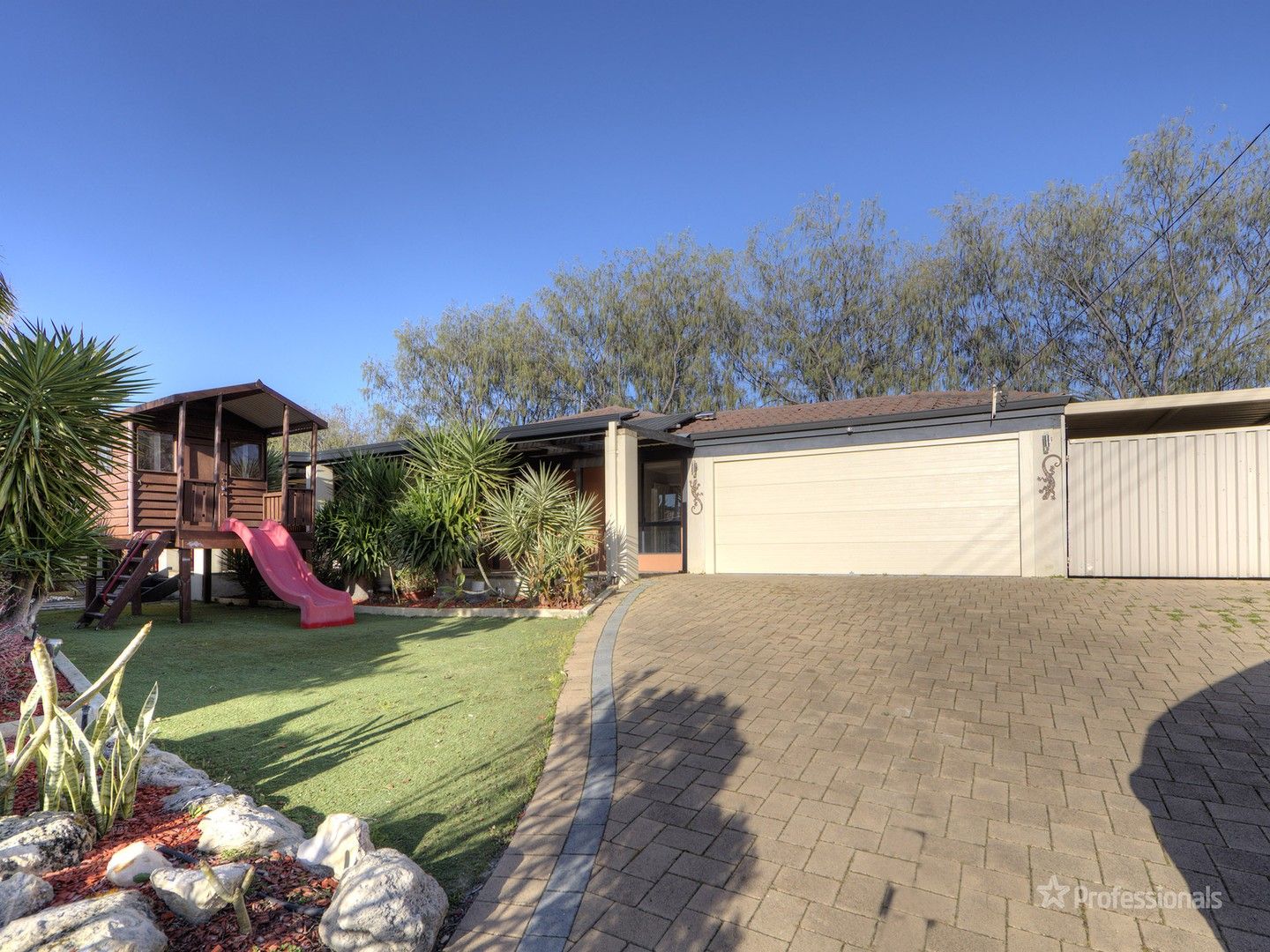 4 bedrooms House in 17 Wescap Rise MERRIWA WA, 6030