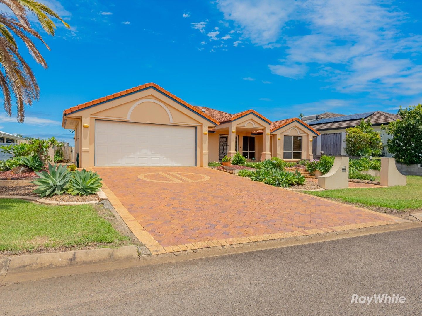 4 bedrooms House in 224 Barolin Esplanade CORAL COVE QLD, 4670