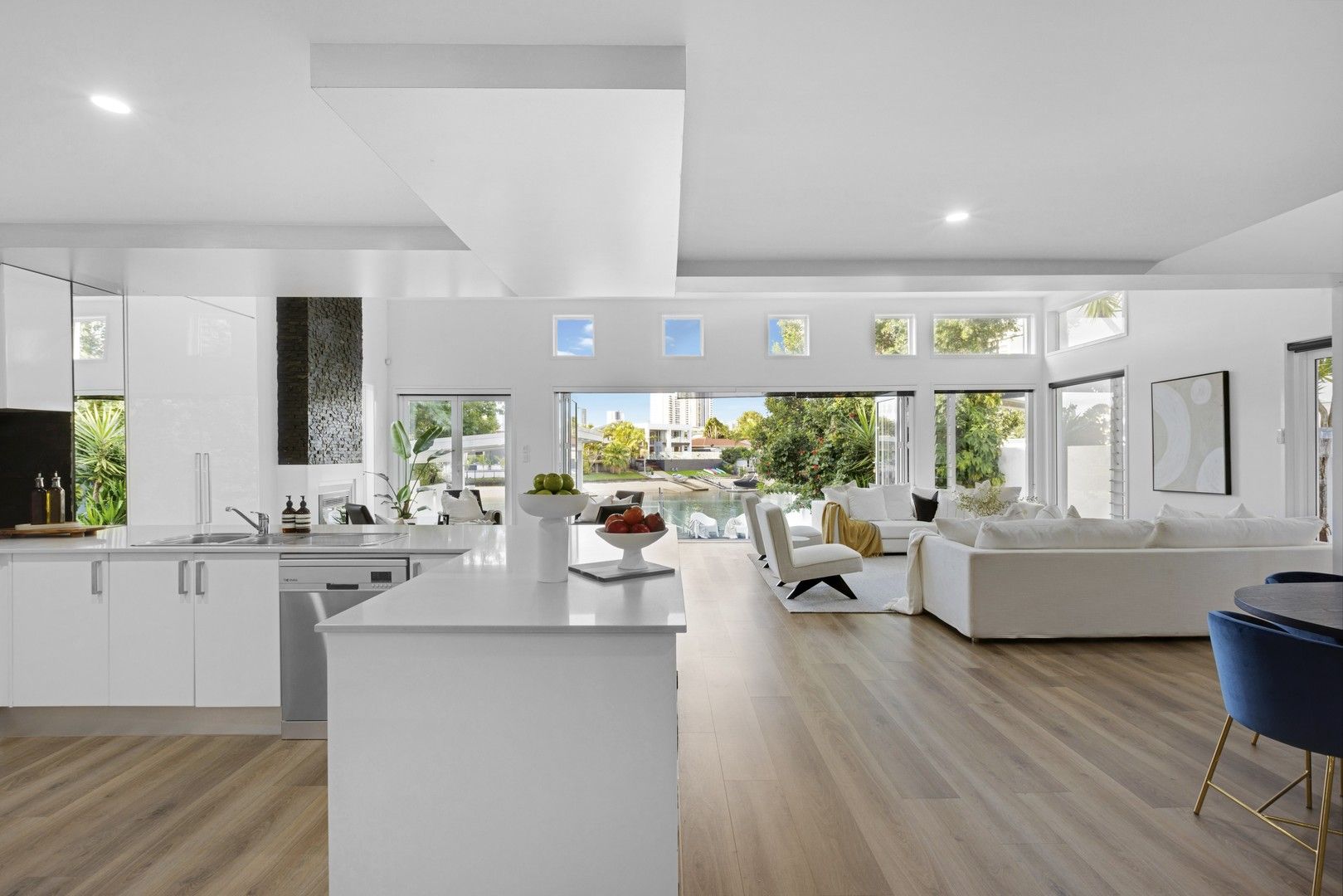 5 bedrooms House in 2 Rebecca Court BROADBEACH WATERS QLD, 4218