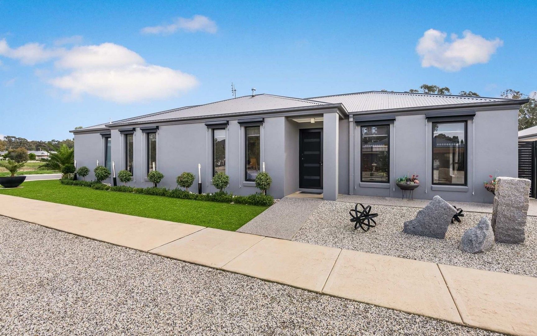 3 bedrooms House in 21 Blue Wren Boulevard KANGAROO FLAT VIC, 3555