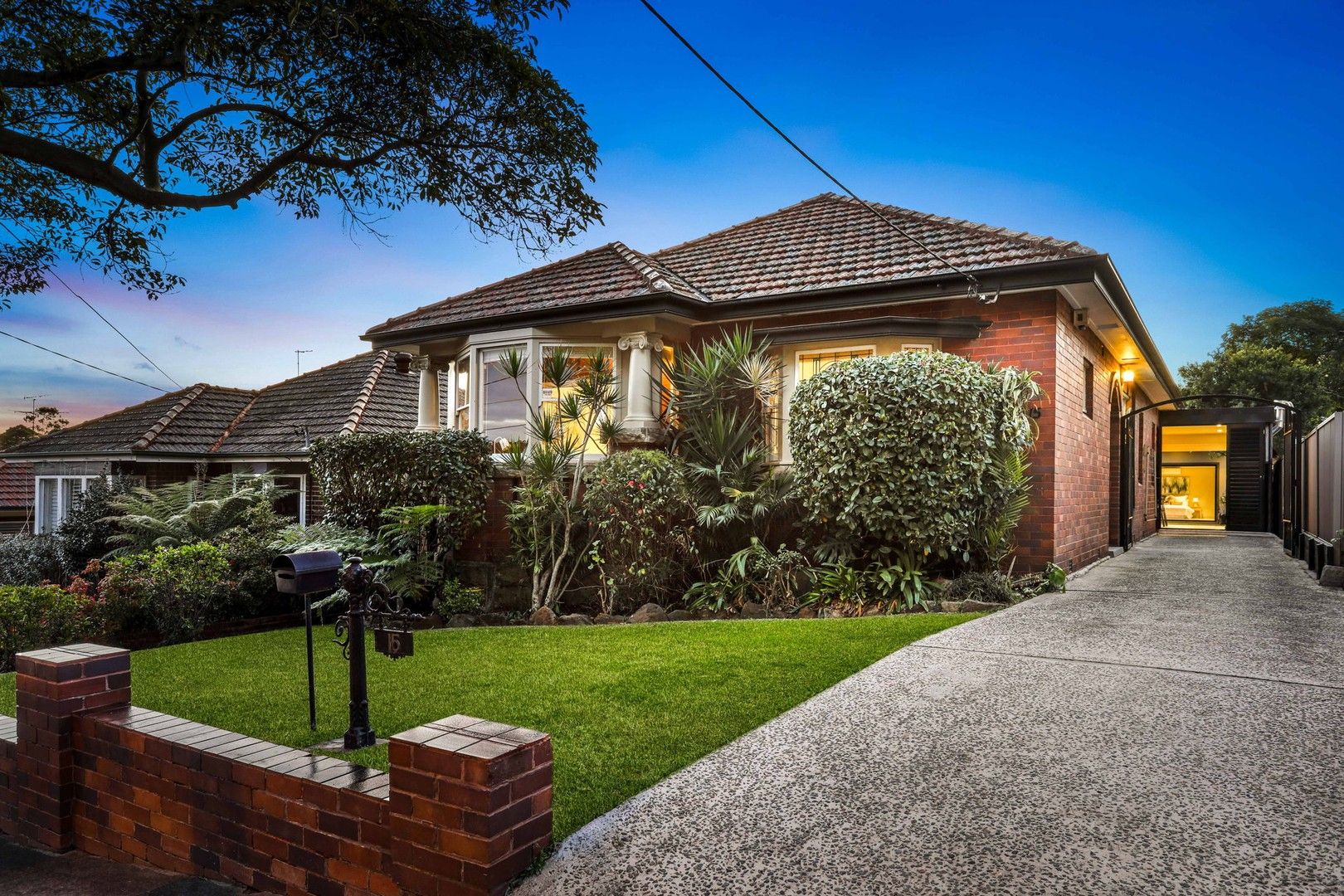 4 bedrooms House in 15 Railway Parade PENSHURST NSW, 2222