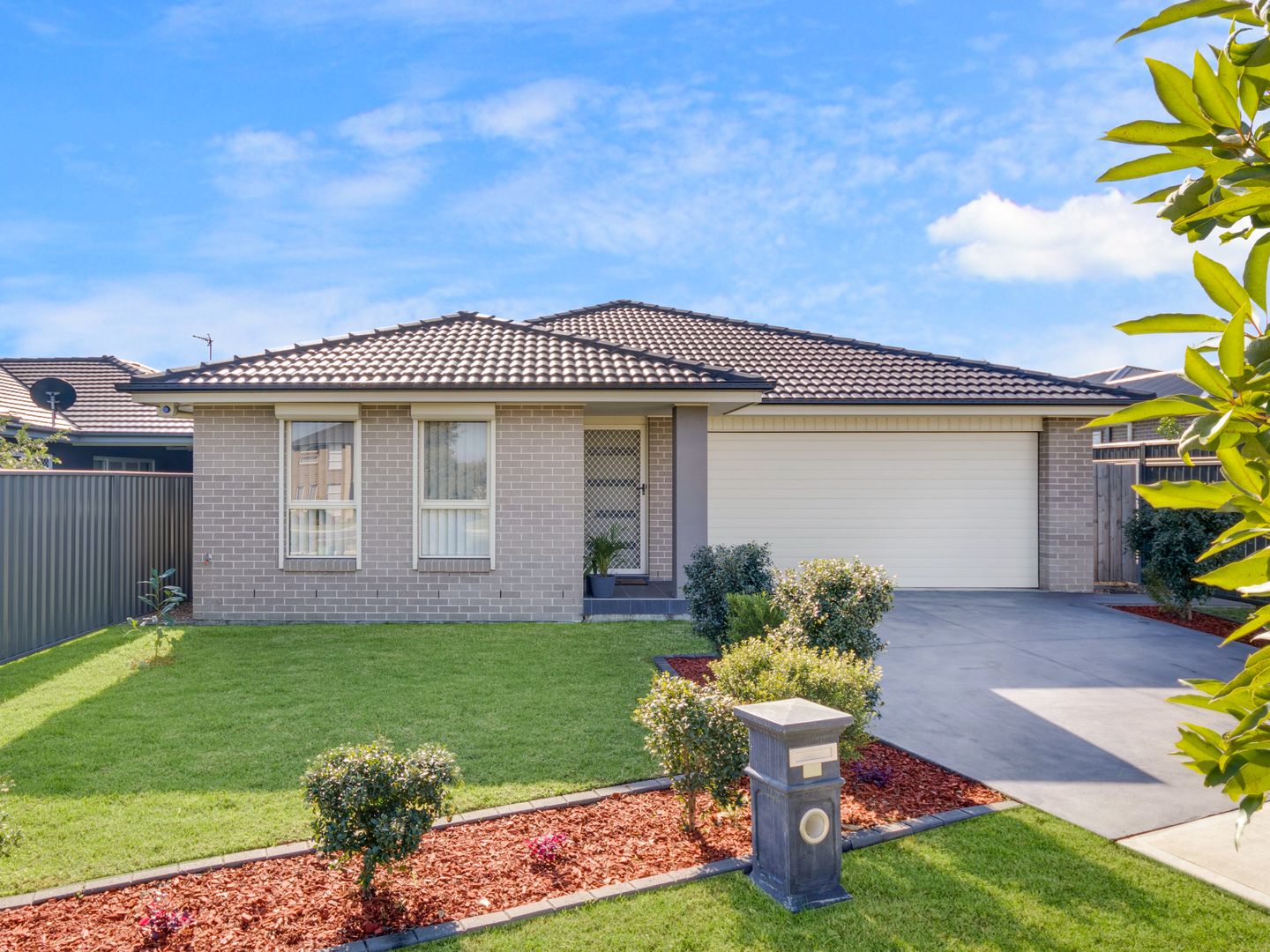 4 bedrooms House in 91 Easton Avenue SPRING FARM NSW, 2570