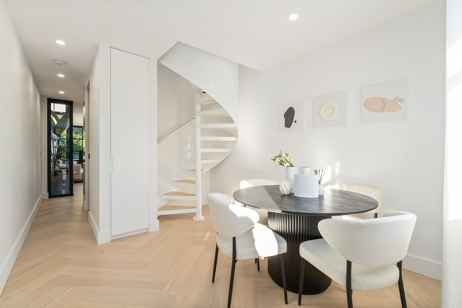 2 bedrooms House in 18 Morrissey Road ERSKINEVILLE NSW, 2043