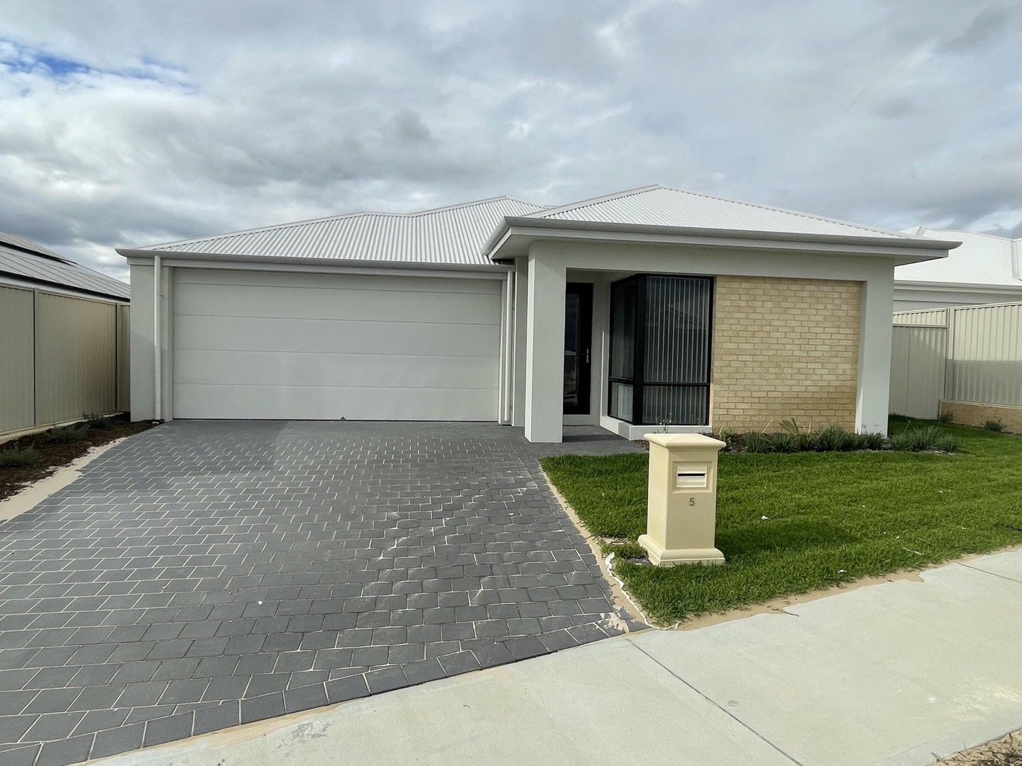 4 bedrooms House in 5 Offshore Way ALKIMOS WA, 6038