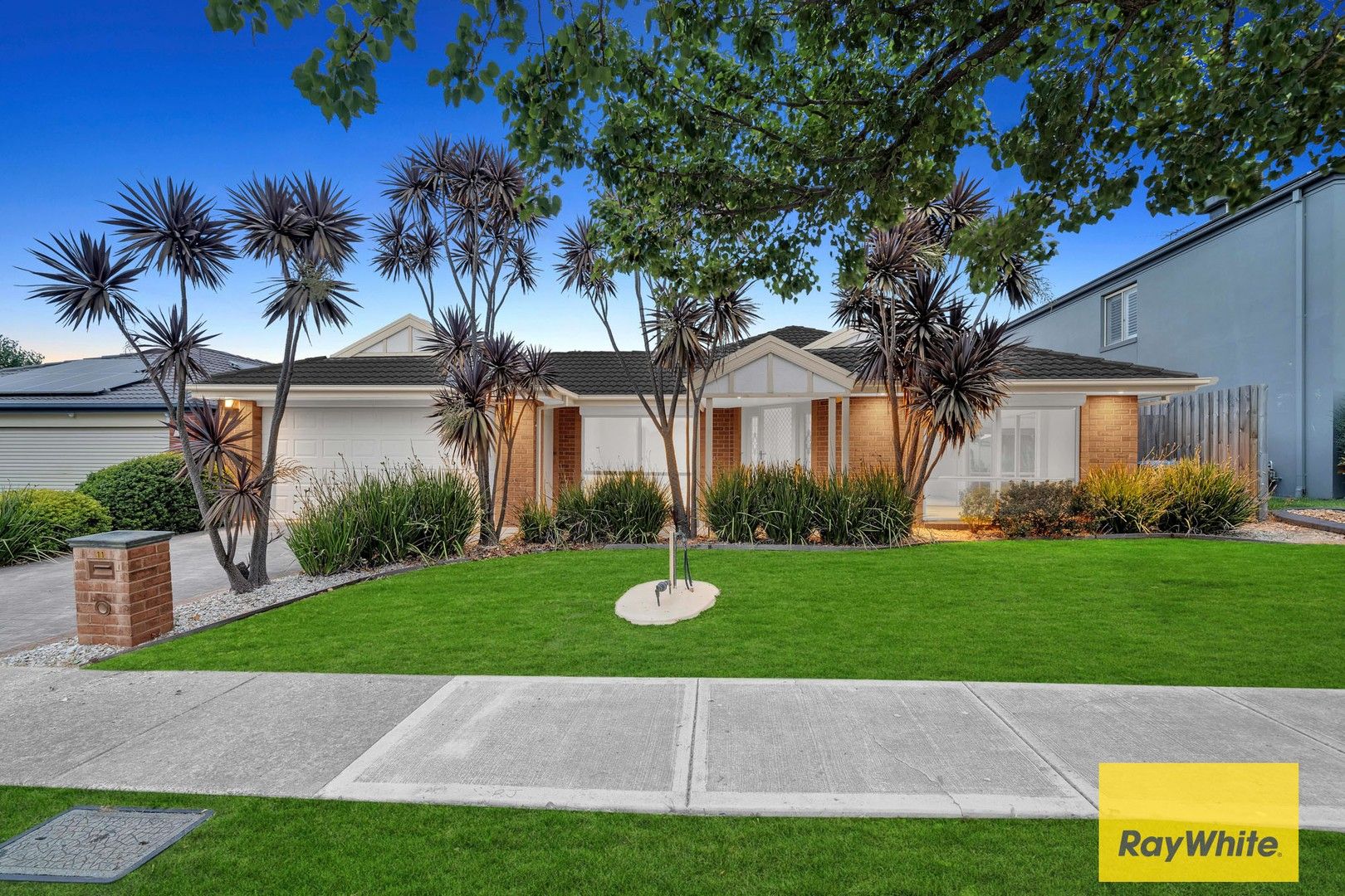 5 bedrooms House in 11 Avendon Court NARRE WARREN SOUTH VIC, 3805