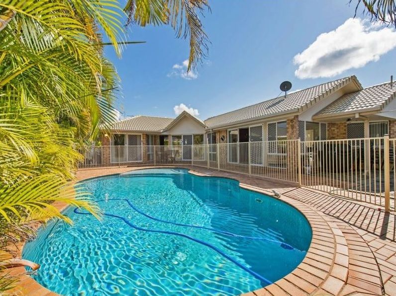 4 bedrooms House in 25 Lakeshore Drive HELENSVALE QLD, 4212