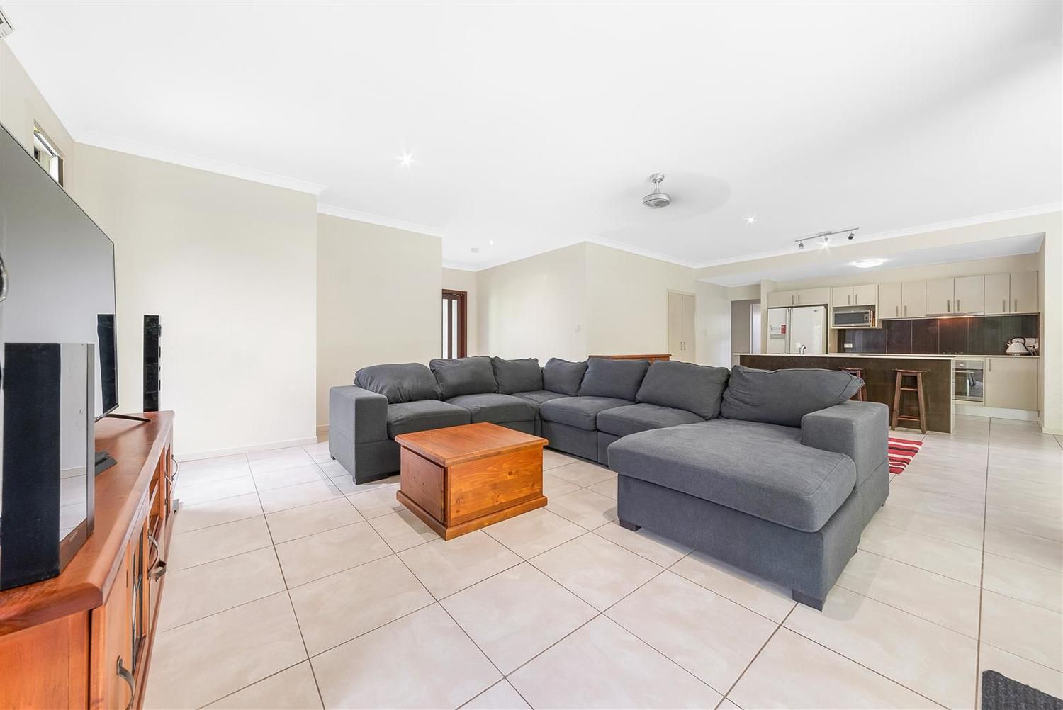 5 Bali Hi Place, Jubilee Pocket QLD 4802, Image 2