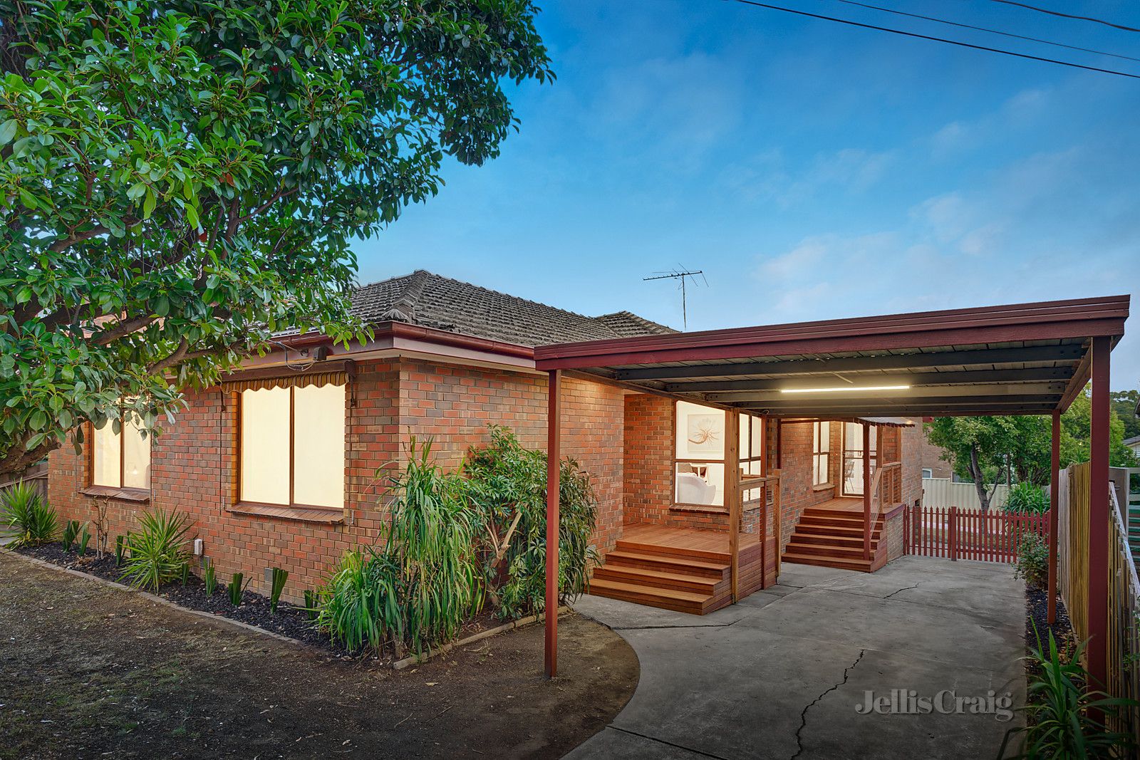 24 Cloverdale Close, Burwood East VIC 3151, Image 0