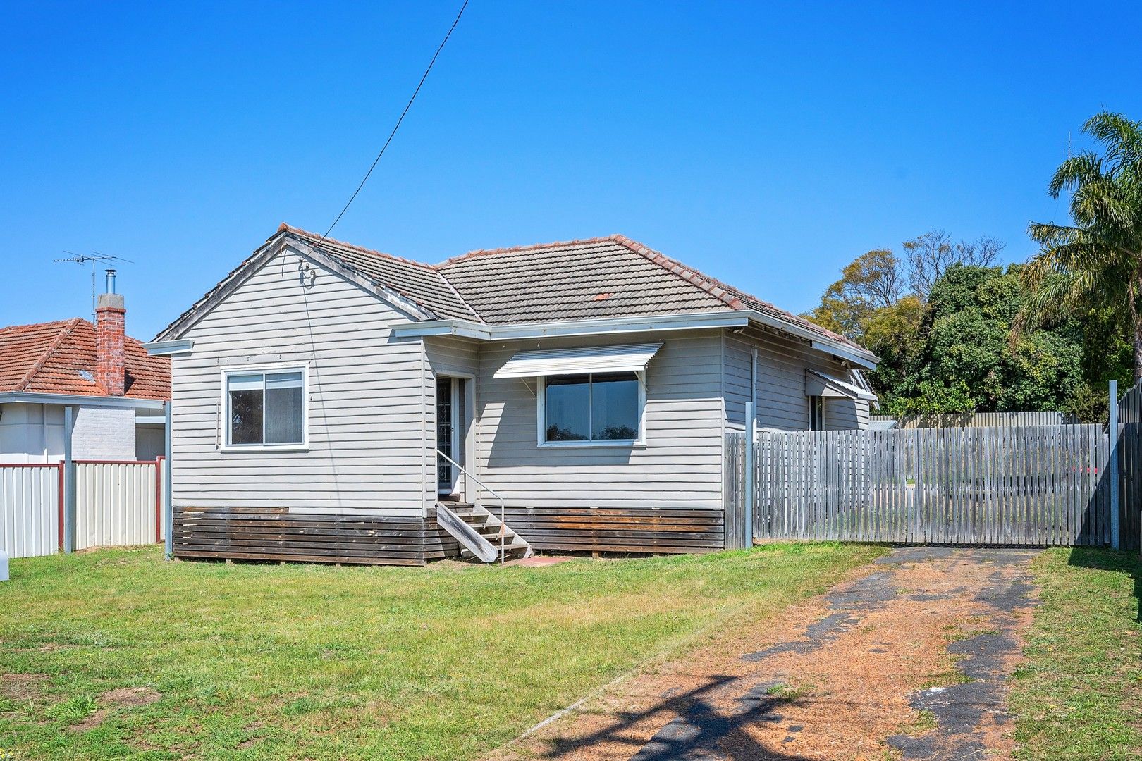 2 bedrooms House in 10 Mitchell Crescent CAREY PARK WA, 6230