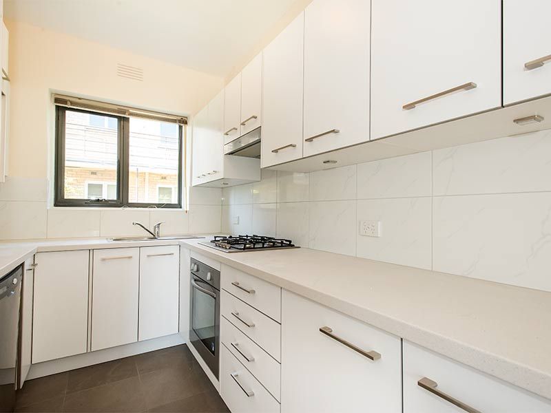 2 bedrooms Apartment / Unit / Flat in 3/35 Pine Avenue ELWOOD VIC, 3184