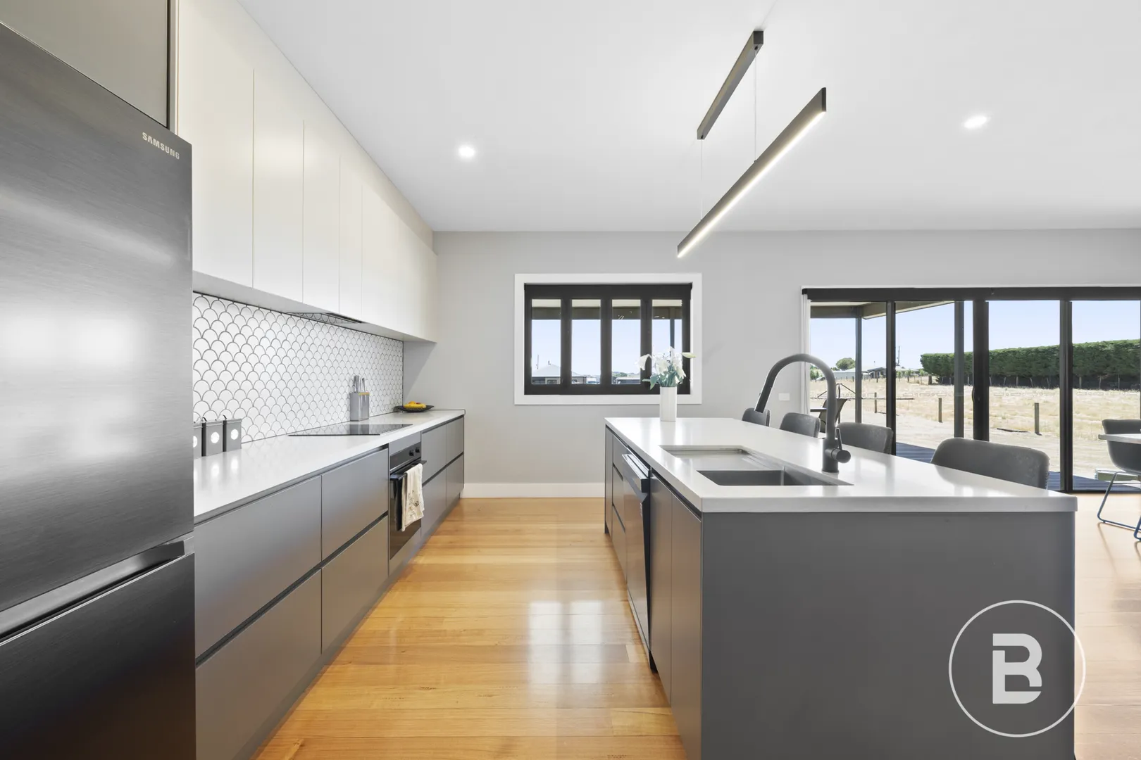 A PREMIUM COUNTRY HOME IN A TIGHTLY HELD LOCALE - View 5