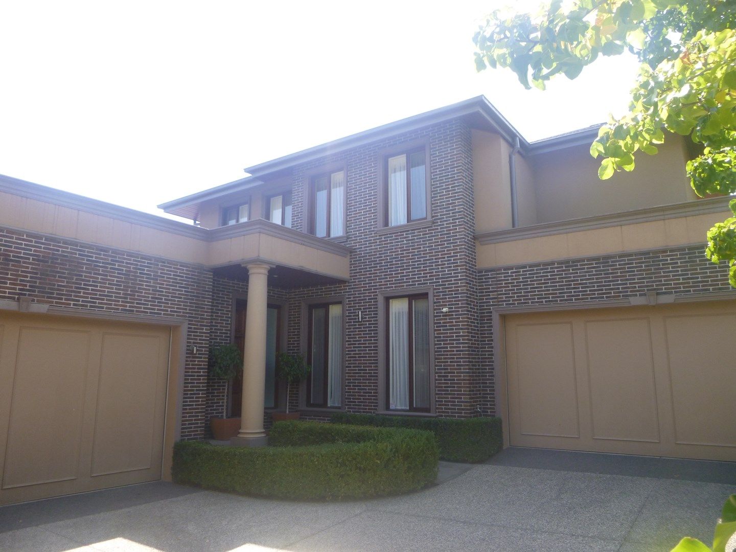 3 bedrooms Townhouse in 2/3 Virginia Street MOUNT WAVERLEY VIC, 3149