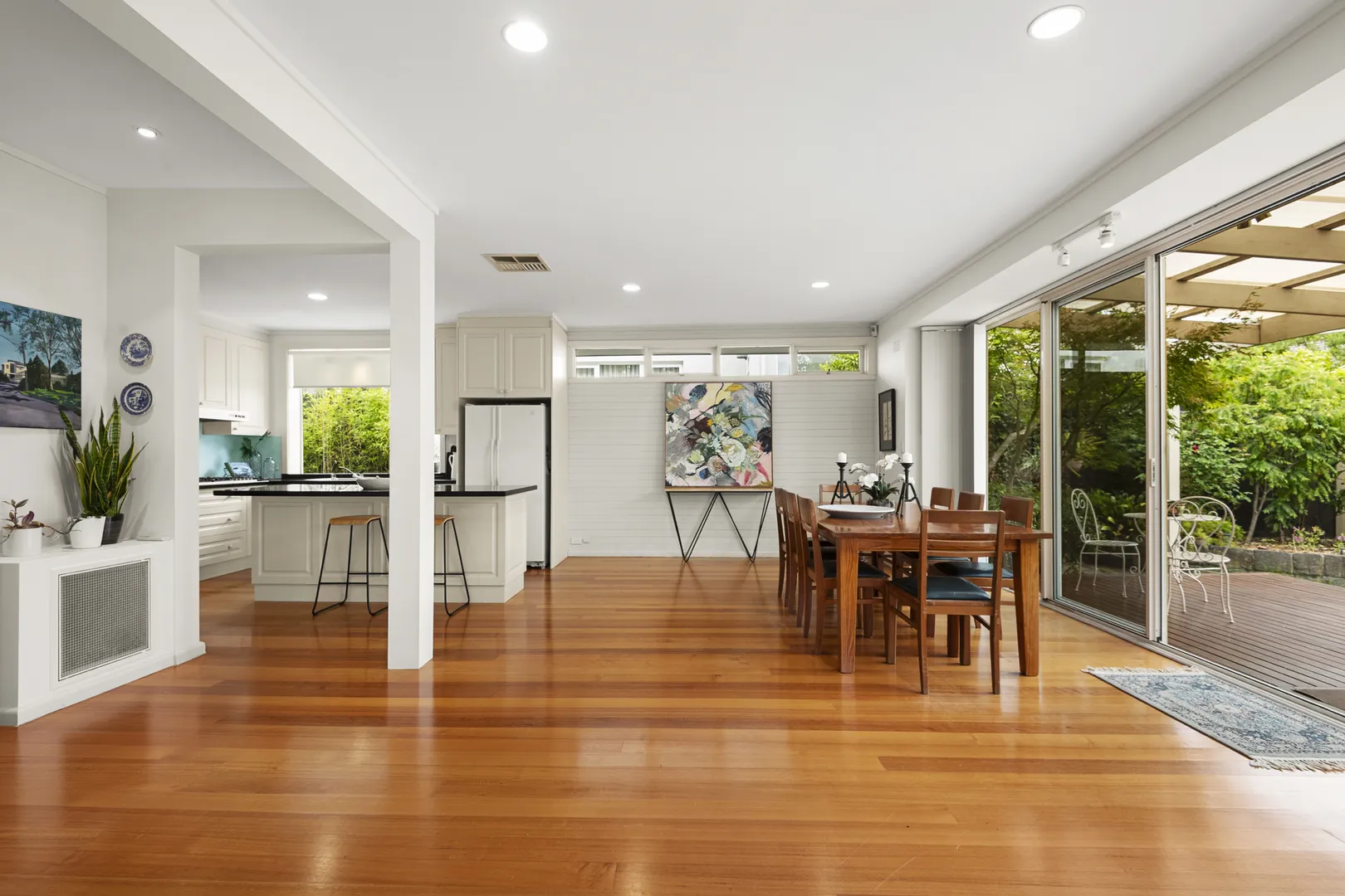 Exclusive Balwyn Cul-de-Sac: Spacious Family Home on 791sqm  Steps to Village, Trams & Schools - Pamja 5