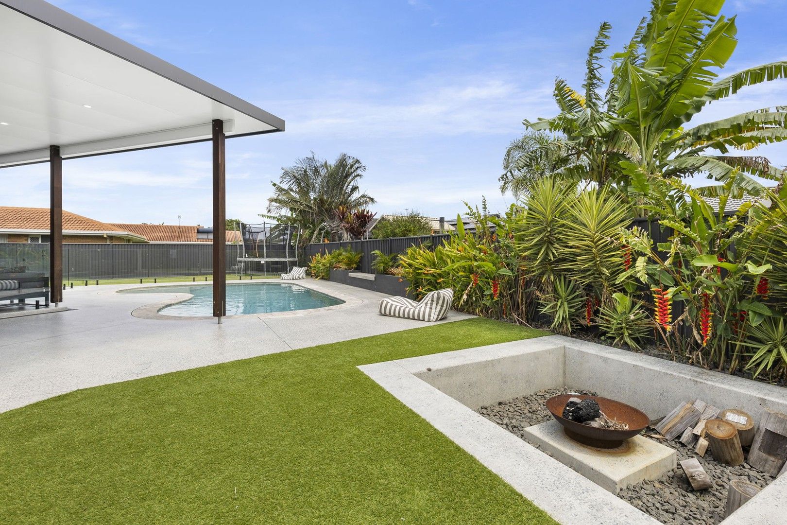 4 bedrooms House in 42 Acron Street ELANORA QLD, 4221