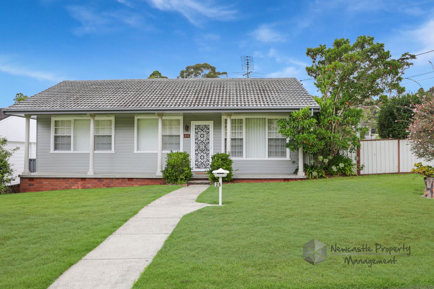 5 bedrooms House in 25 Monterey Avenue MACQUARIE HILLS NSW, 2285