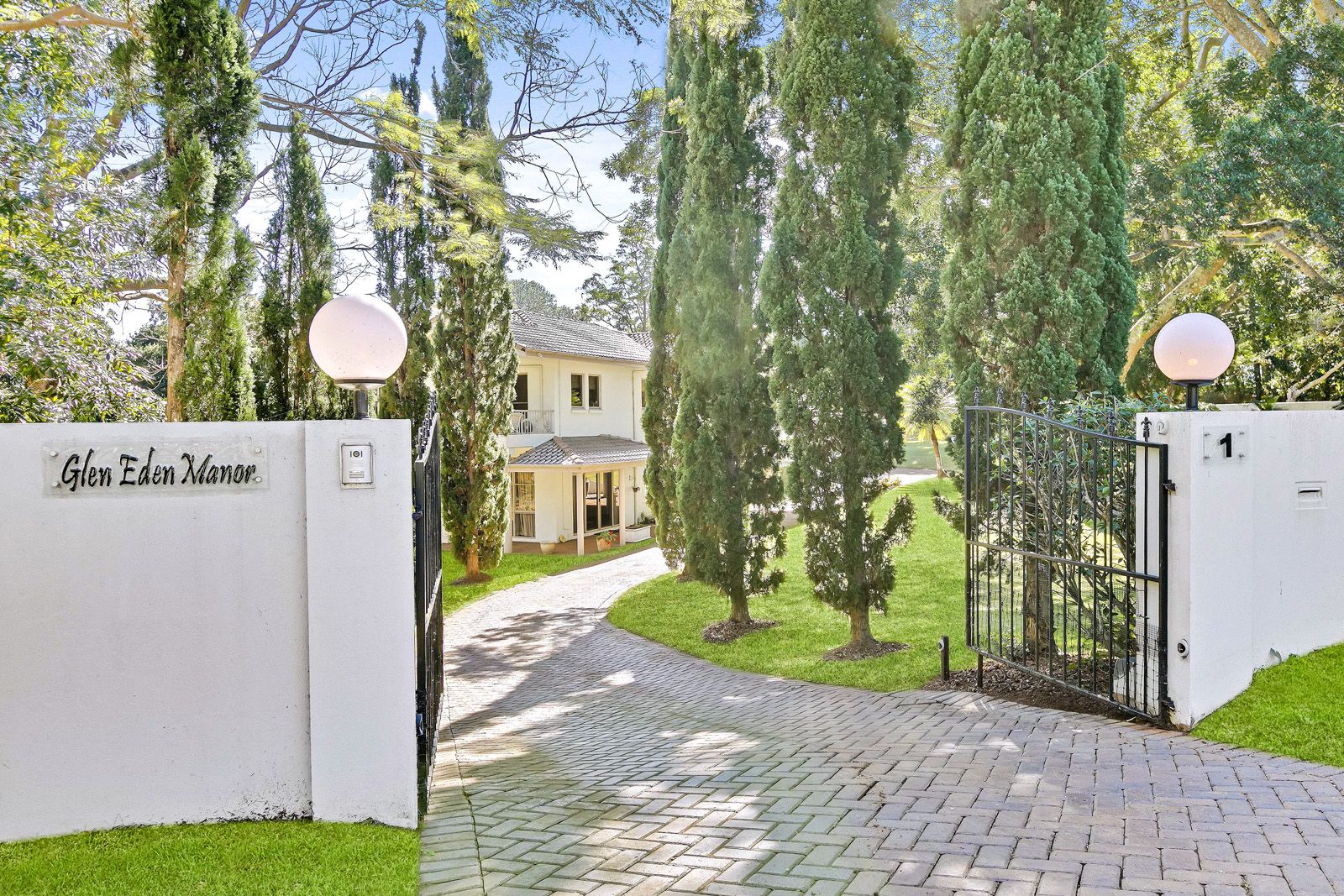 4 bedrooms House in 1 Glen Eden Court FLAXTON QLD, 4560