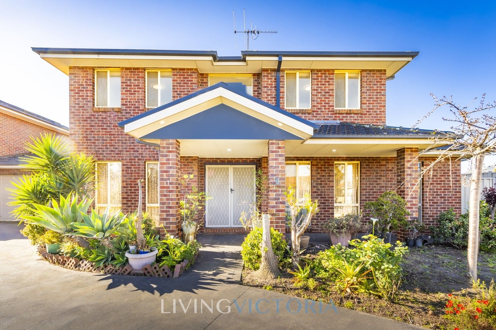 4 bedrooms Townhouse in 1/13 Raglan Court MAIDSTONE VIC, 3012