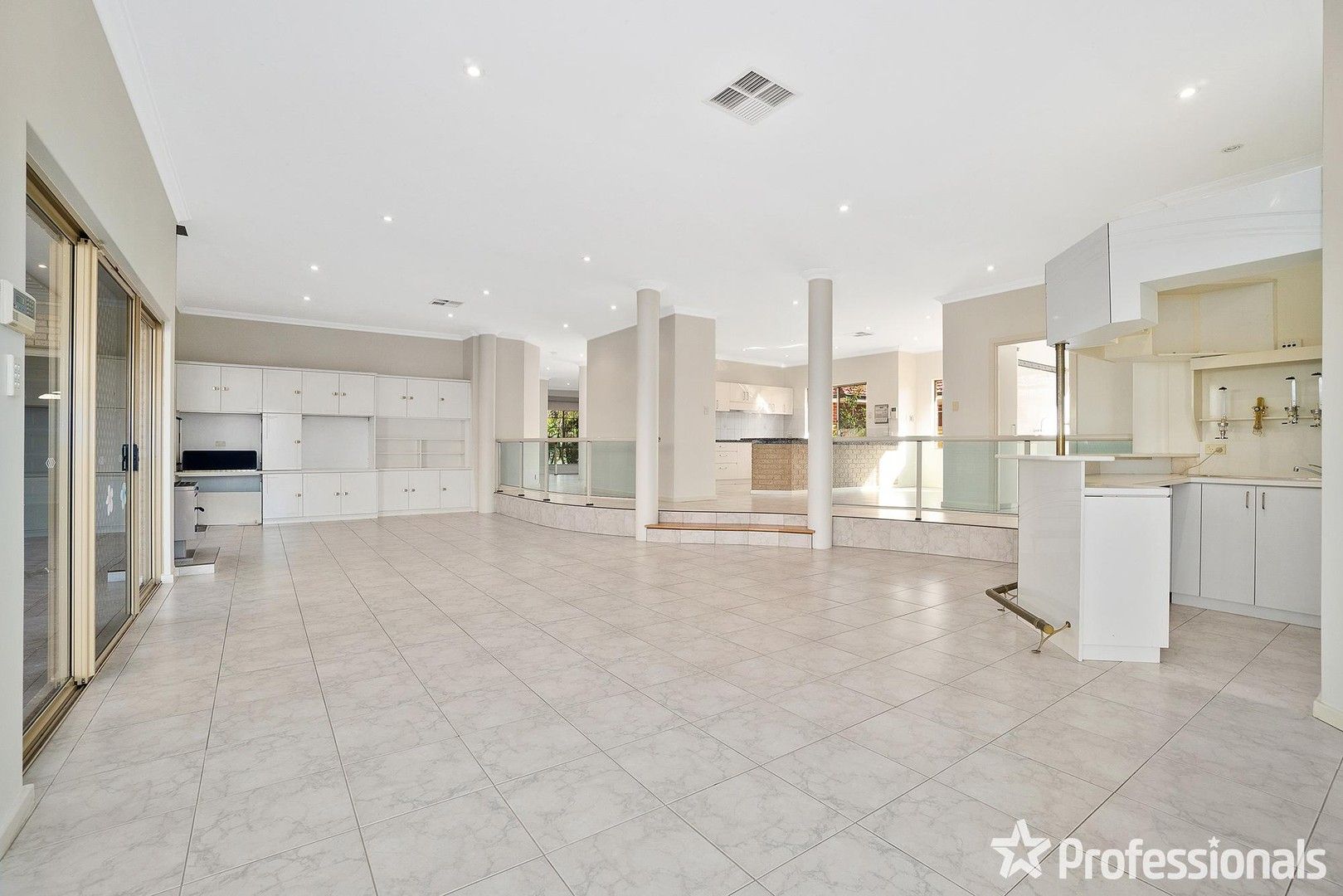 4 bedrooms House in 33 Lanchester Way STIRLING WA, 6021