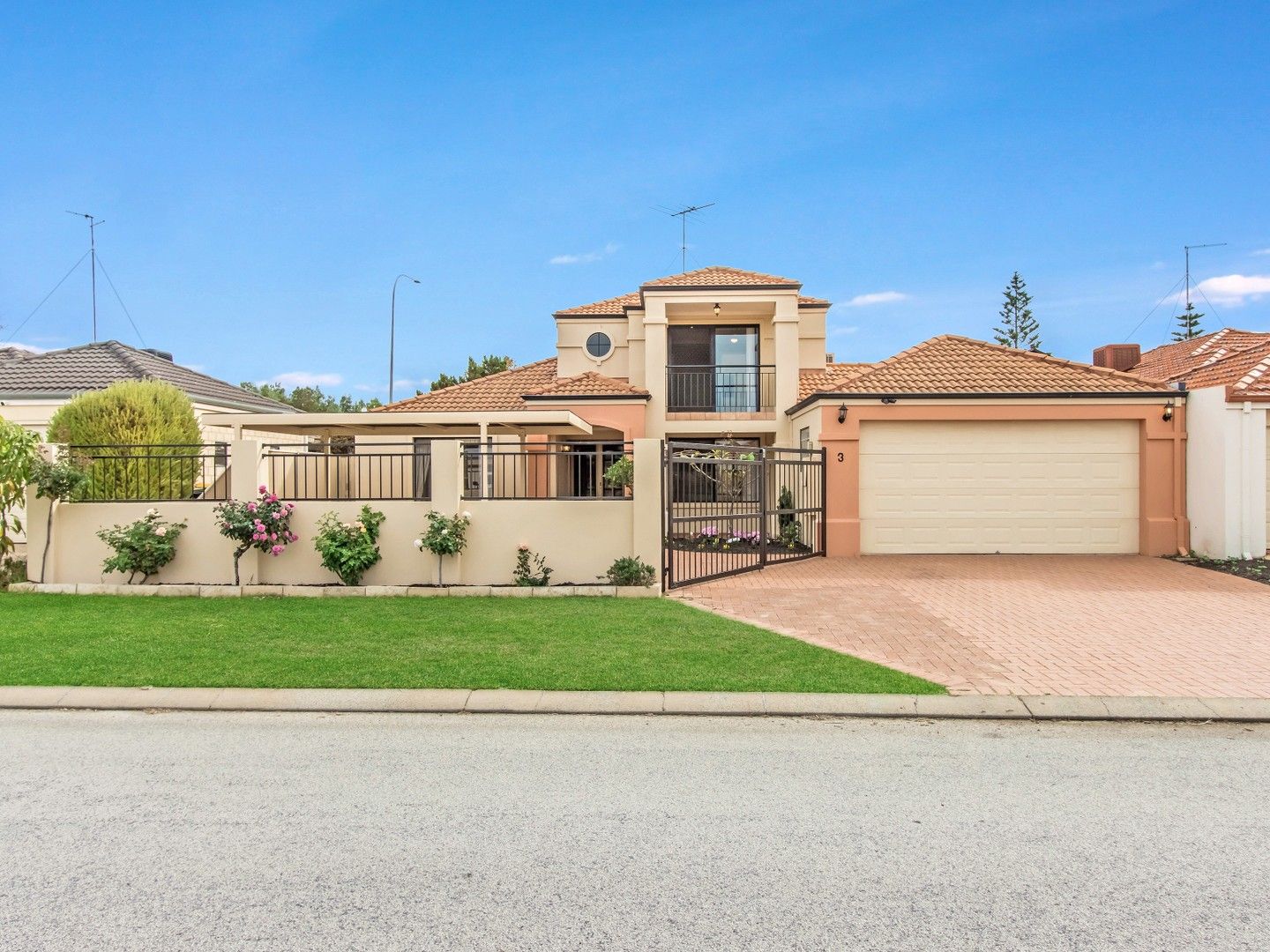 4 bedrooms House in 3 Rialto Place HALLS HEAD WA, 6210