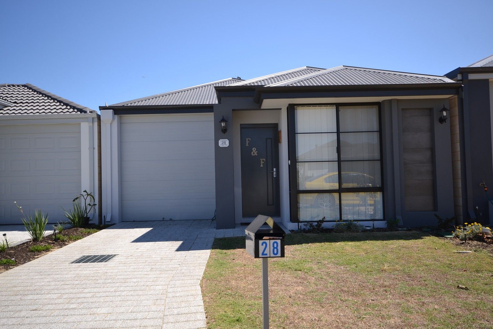 3 bedrooms House in 28 Fringed Way PIARA WATERS WA, 6112