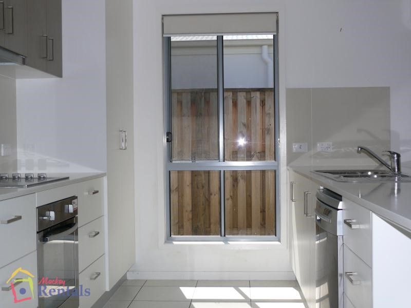 4 bedrooms House in 34 Scarborough Circuit BLACKS BEACH QLD, 4740