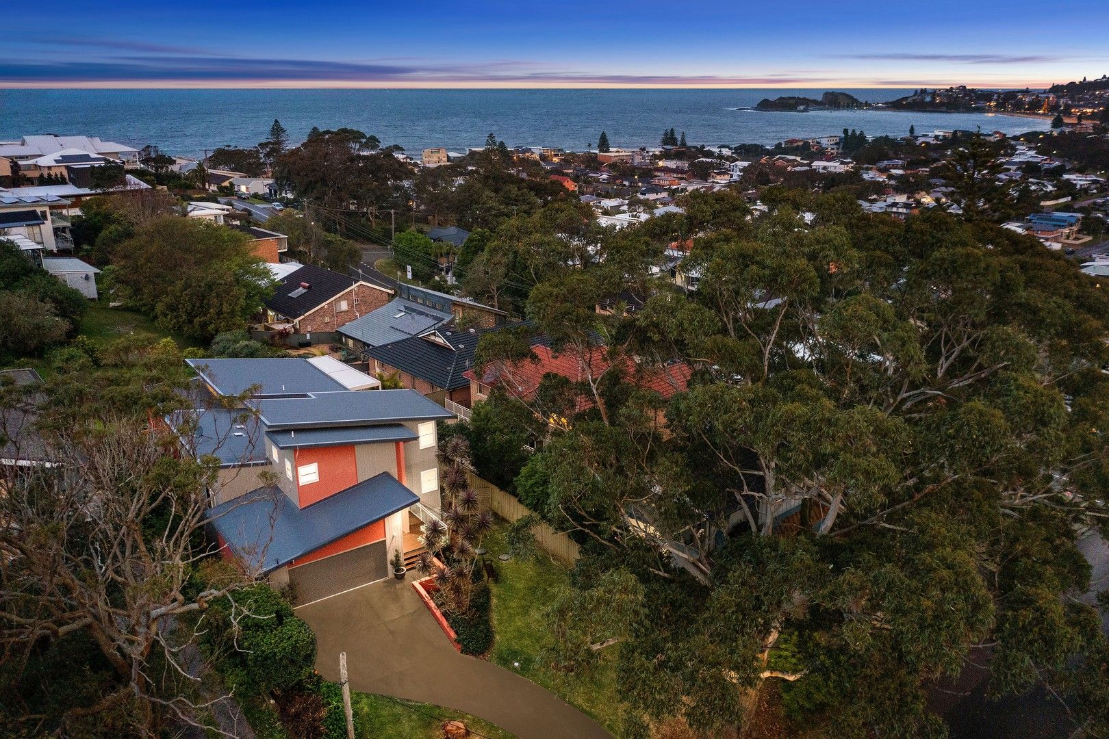 5 bedrooms House in 4 The Brow WAMBERAL NSW, 2260