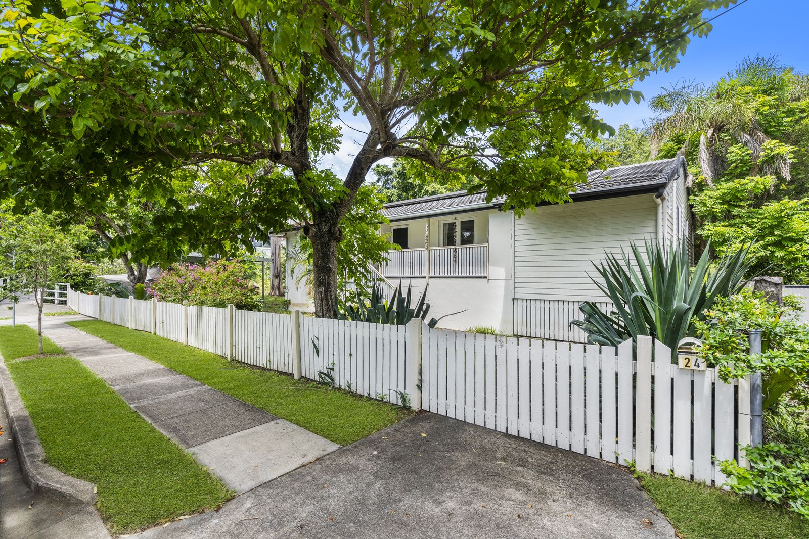 4 bedrooms House in 24 Coreen Street WYNNUM QLD, 4178