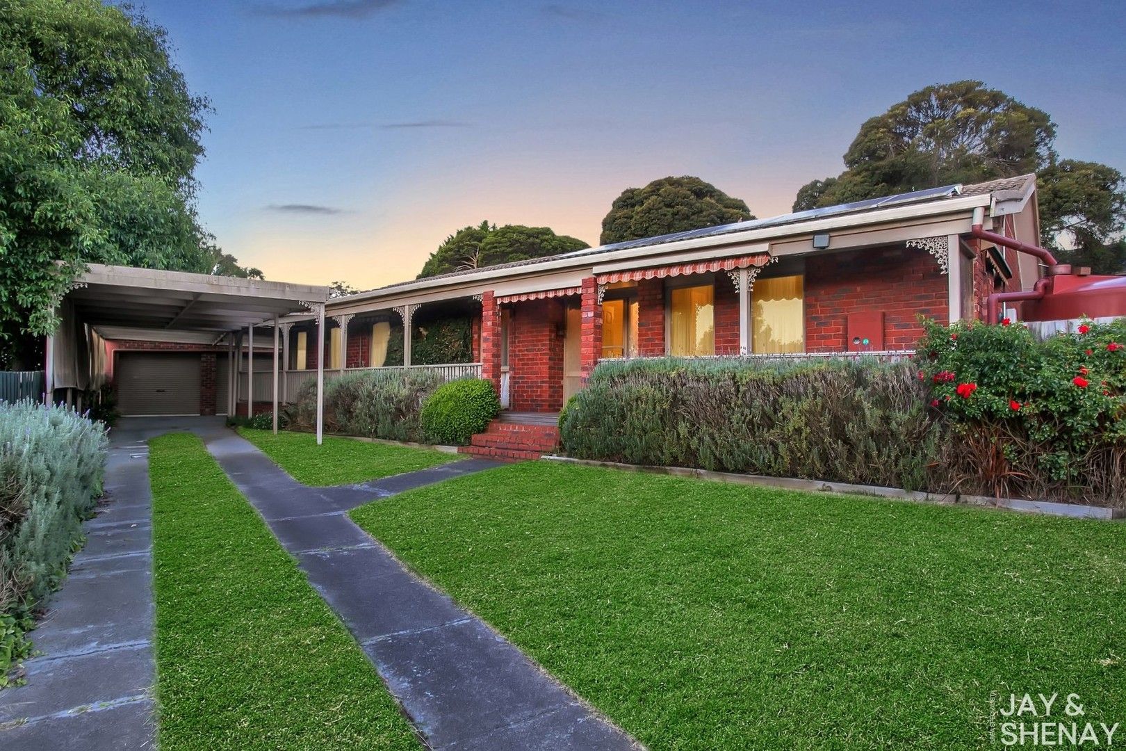 3 bedrooms House in 2 Rhyl Close ENDEAVOUR HILLS VIC, 3802