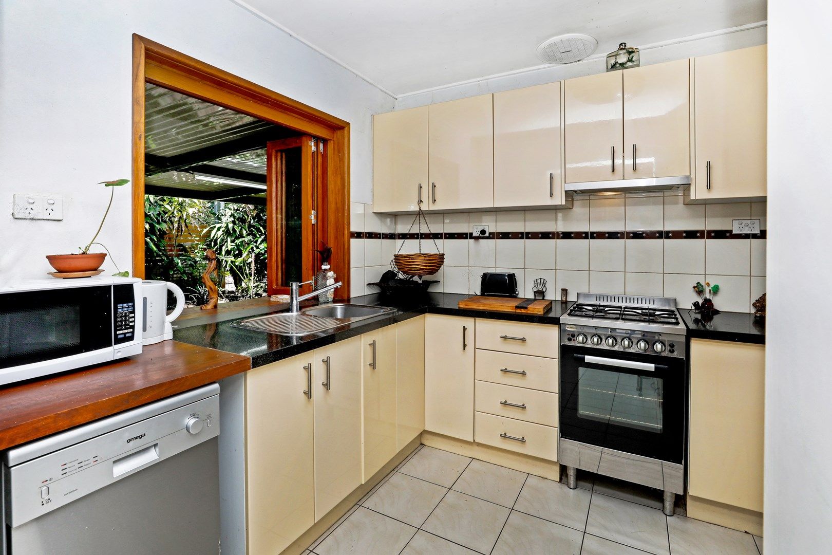 2/2 Granadilla Street, Holloways Beach QLD 4878, Image 1