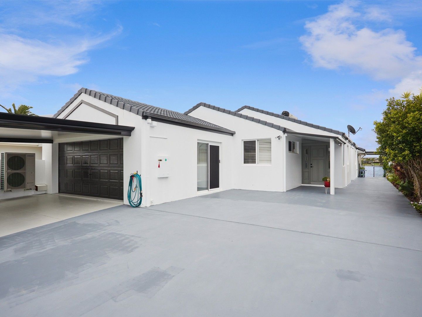 4 bedrooms House in 54 Dipper Drive BURLEIGH WATERS QLD, 4220