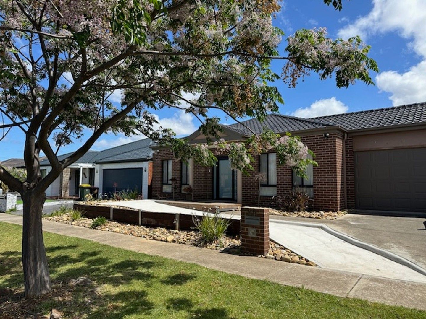 4 bedrooms House in 26 Eucumbene Road MANOR LAKES VIC, 3024