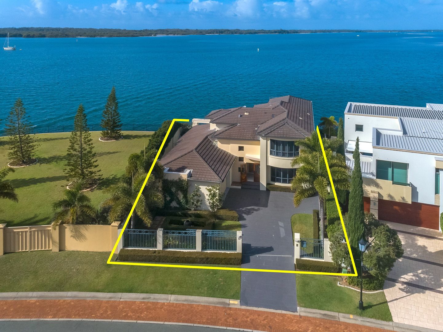 42 King Charles Drive, Sovereign Islands QLD 4216, Image 2