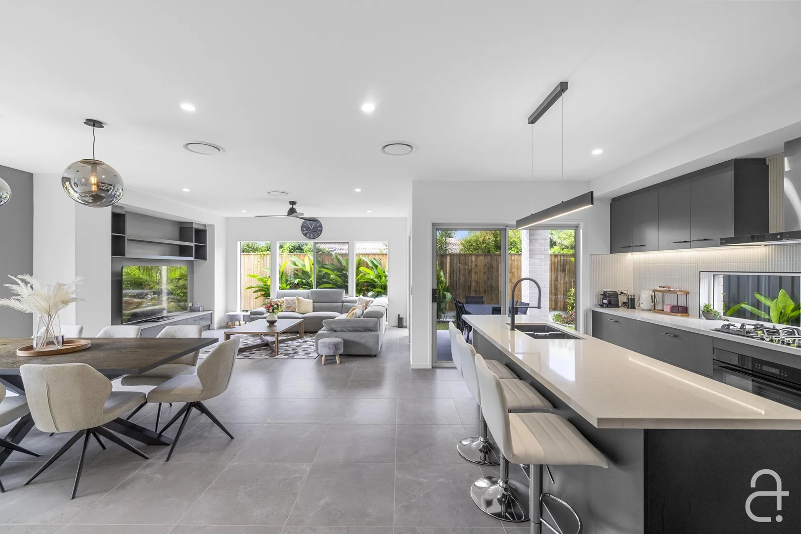 137 Nicklin Way, Warana QLD 4575