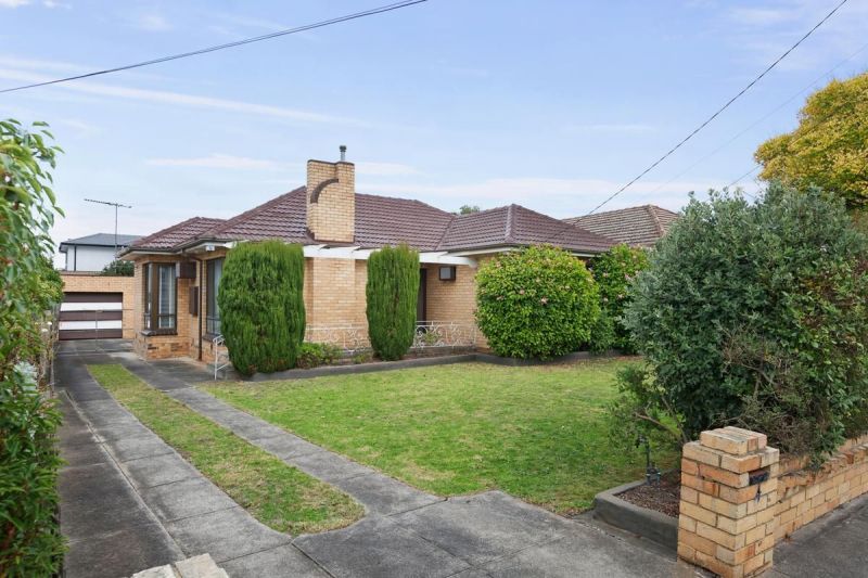 3 bedrooms House in 4 Leonie Avenue BENTLEIGH EAST VIC, 3165
