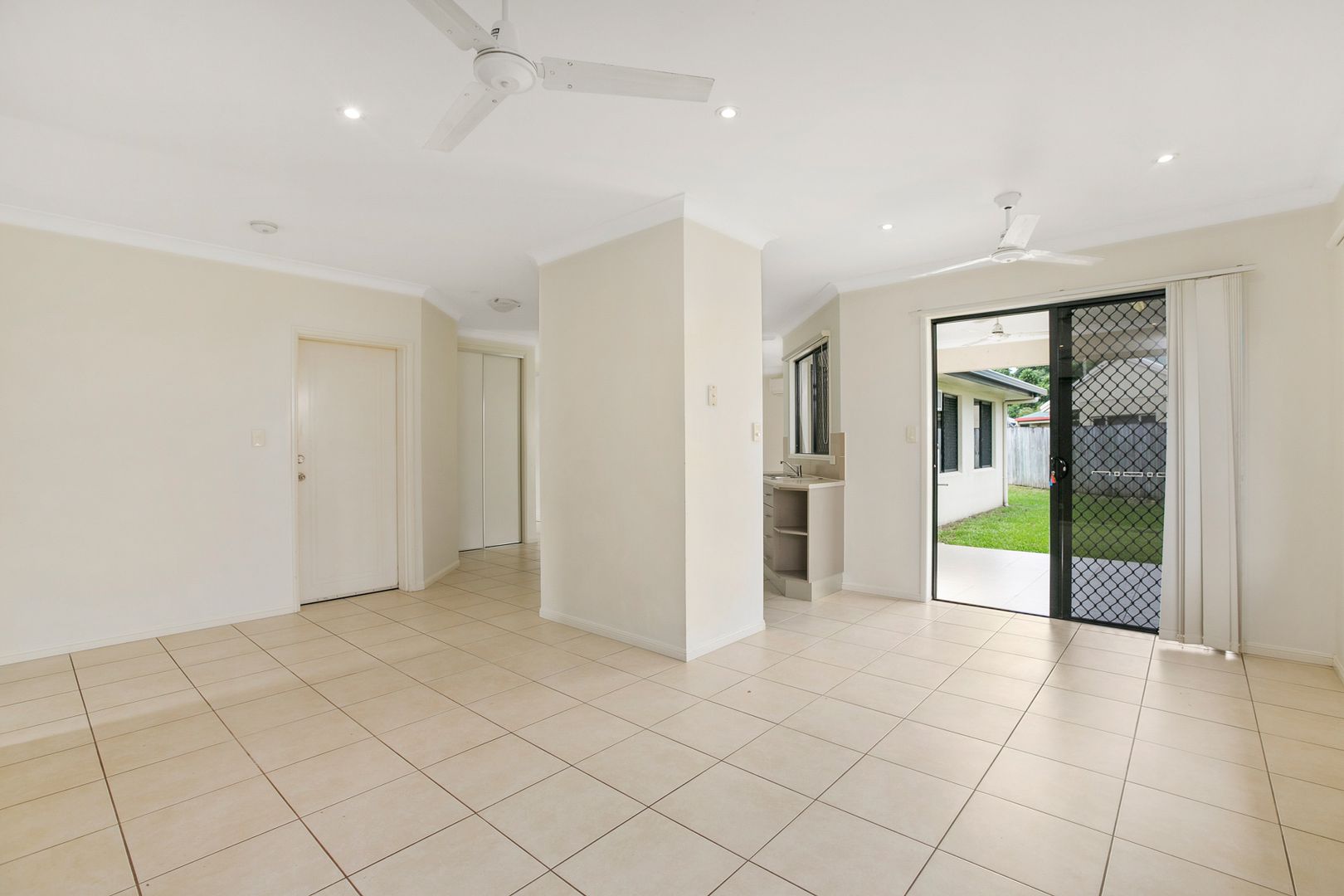 4 Nairen Close, Redlynch QLD 4870, Image 2