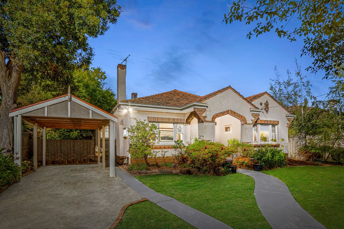 5 bedrooms House in 20 Leopold Crescent MONT ALBERT VIC, 3127