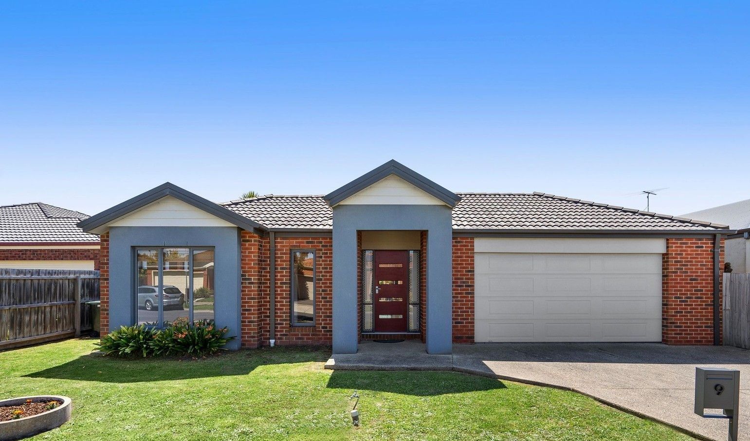 3 bedrooms House in 9 Hyndford Court GROVEDALE VIC, 3216