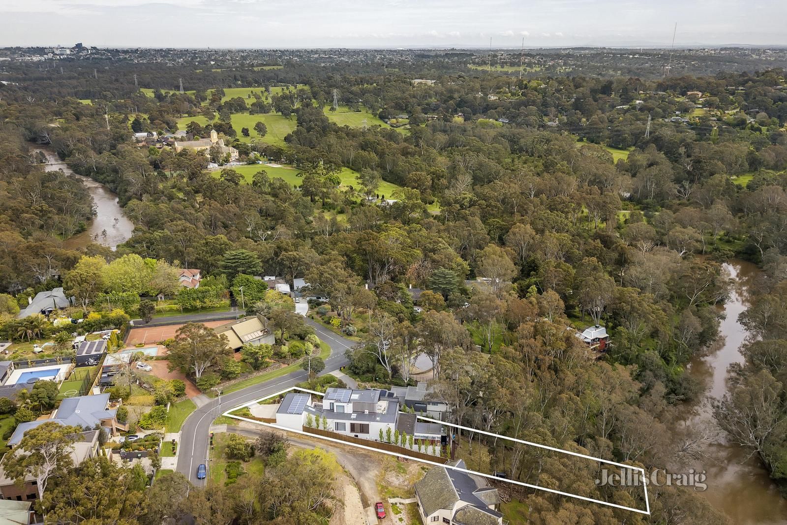 5 bedrooms House in 20 Dellas Avenue TEMPLESTOWE VIC, 3106