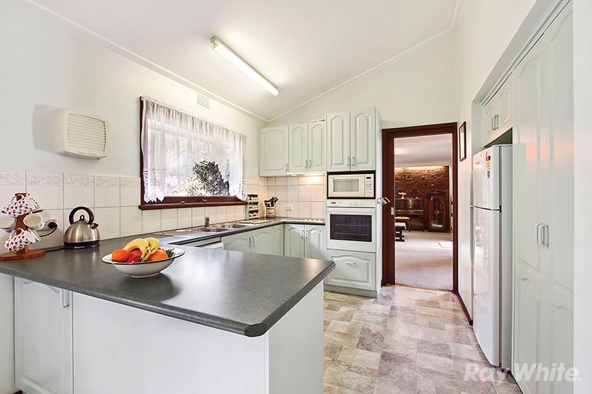 4 bedrooms House in 10 Wedge Court GLEN WAVERLEY VIC, 3150