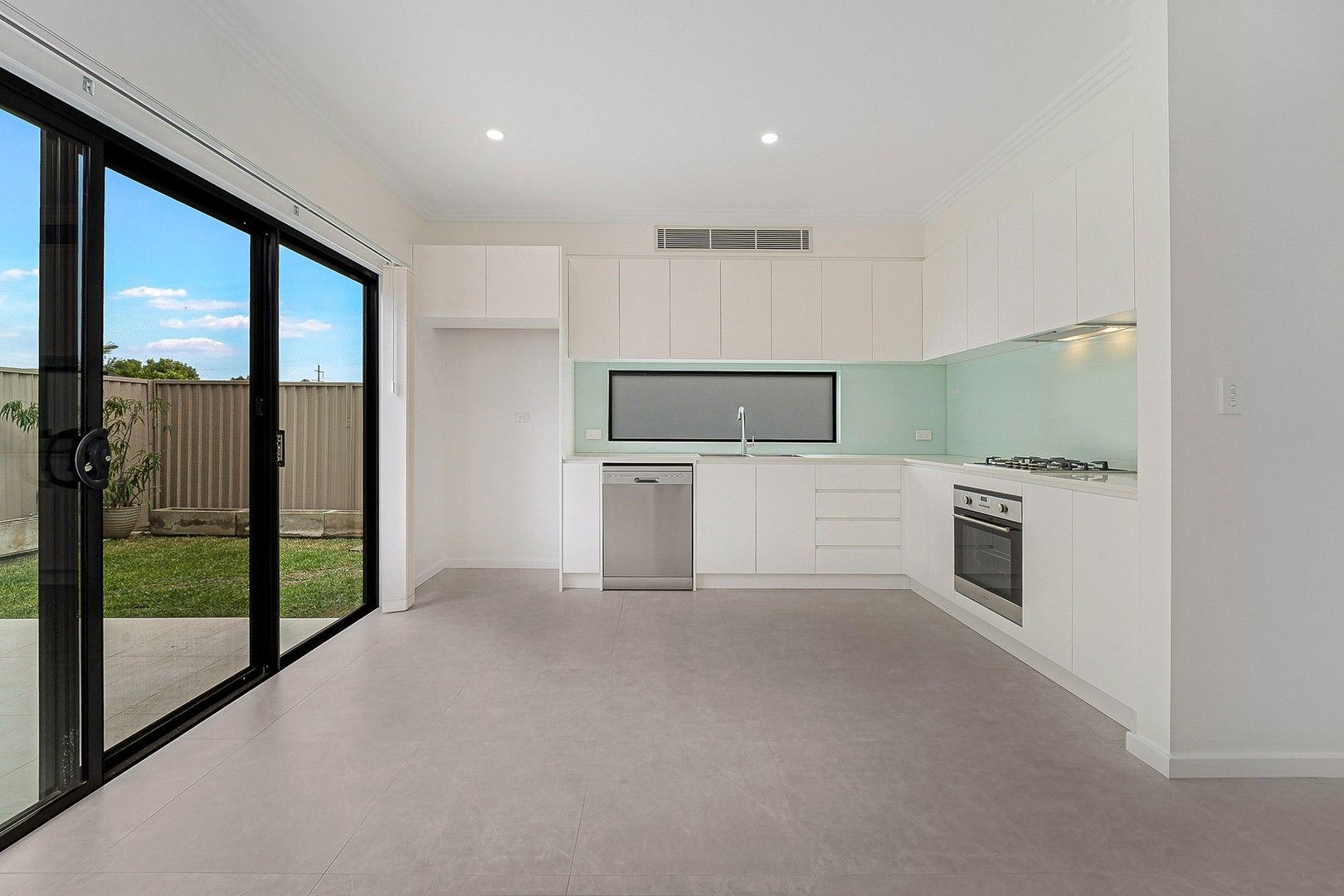 2 bedrooms Townhouse in 3/7 Webster Road LURNEA NSW, 2170