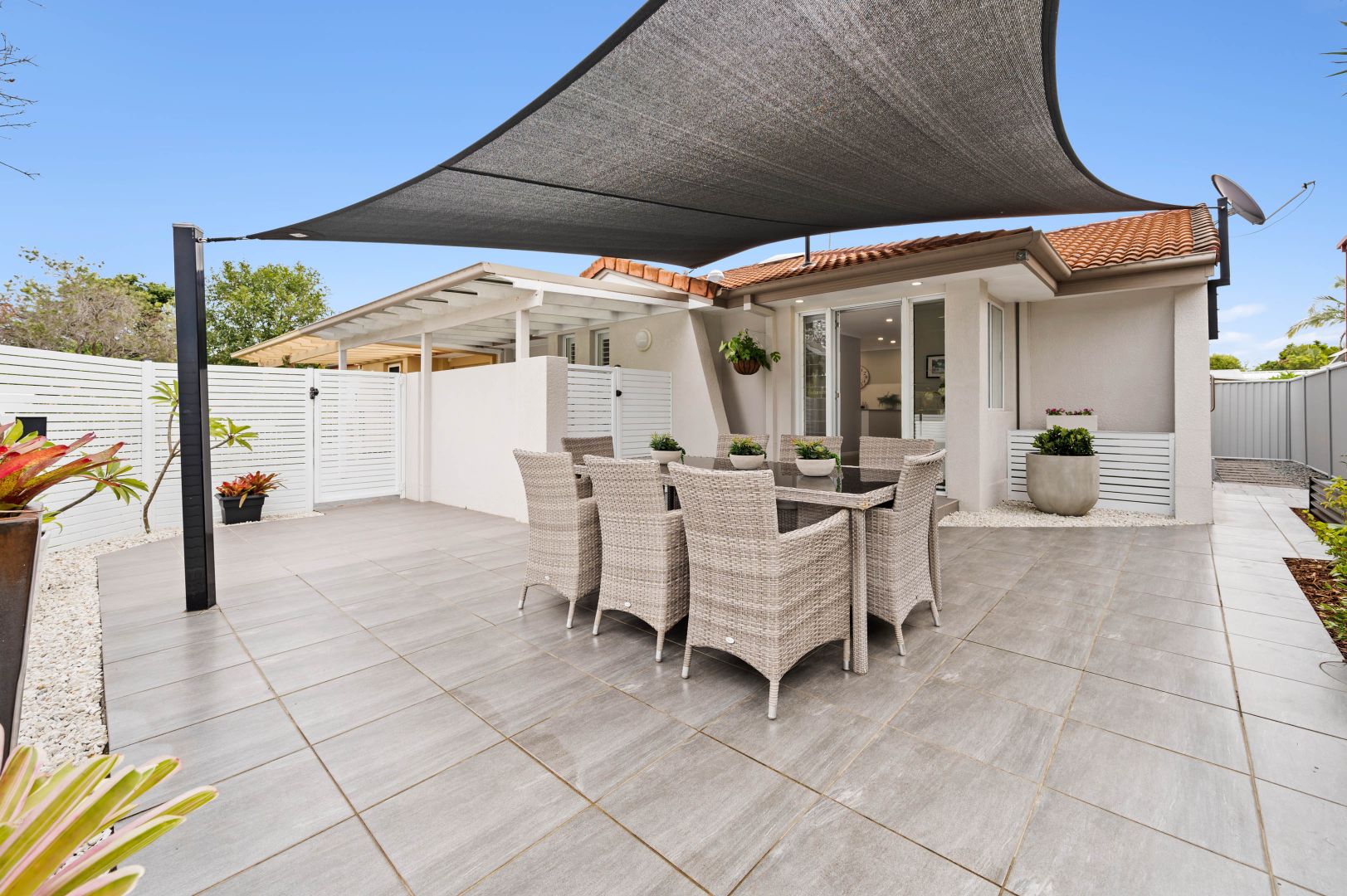 2/6 Rosalind Avenue, Paradise Point QLD 4216 Domain