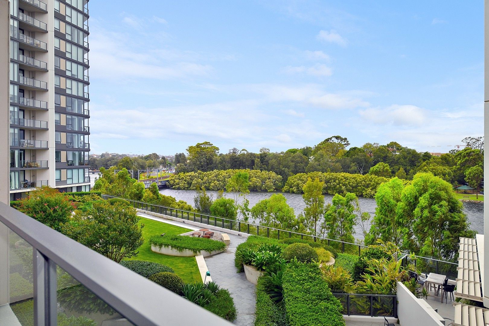 3 bedrooms Apartment / Unit / Flat in 407/2 Chisholm Street WOLLI CREEK NSW, 2205
