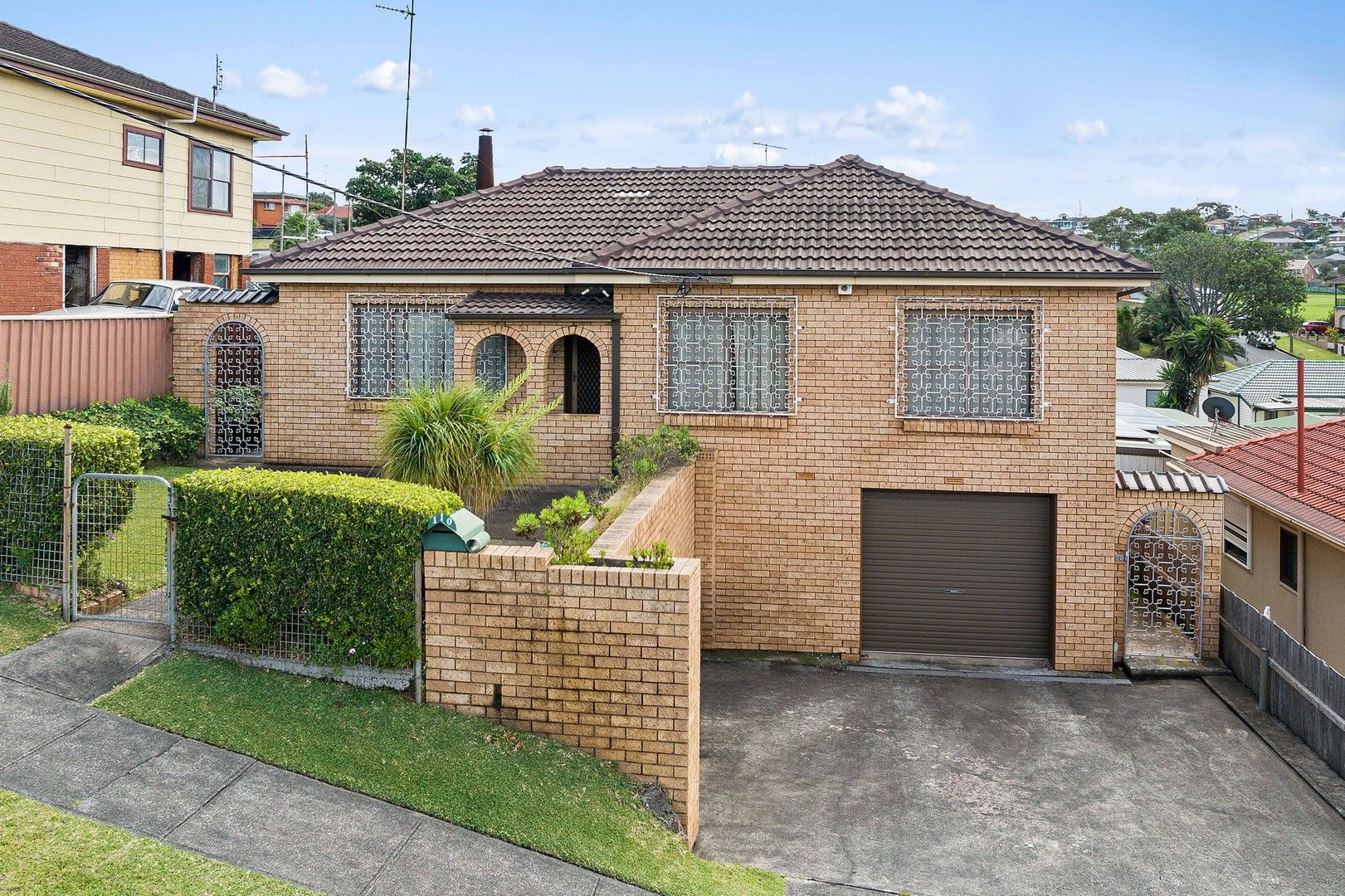 4 bedrooms House in 110 Weringa Avenue LAKE HEIGHTS NSW, 2502